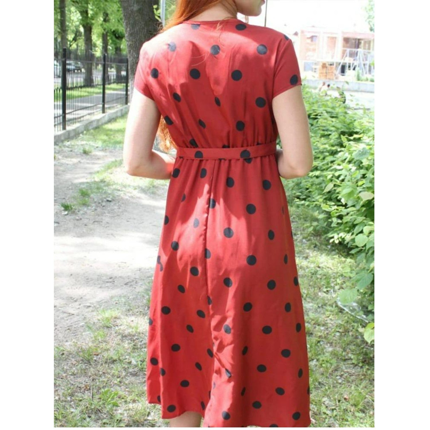 CRISTA | Bruin polka dot zomerjurkje met V-hals en gespsluiting